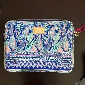 Lilly Pulitzer laptop computer carry case. 14.5” x 10.75” x 1” Zip close